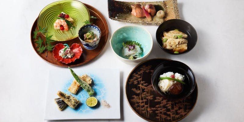 【会席～紫泉～】前菜、御椀、焼物、温物など全7品（会席テーブル）
