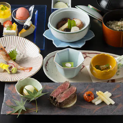 和洋中の四季折々のお料理が楽しめます。