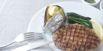 肉感溢れるジューシー自家製グリルハンバーグ＋14種から選べるパスタ他コース（飲み放題2時間） - essence Terrace Dining BAR