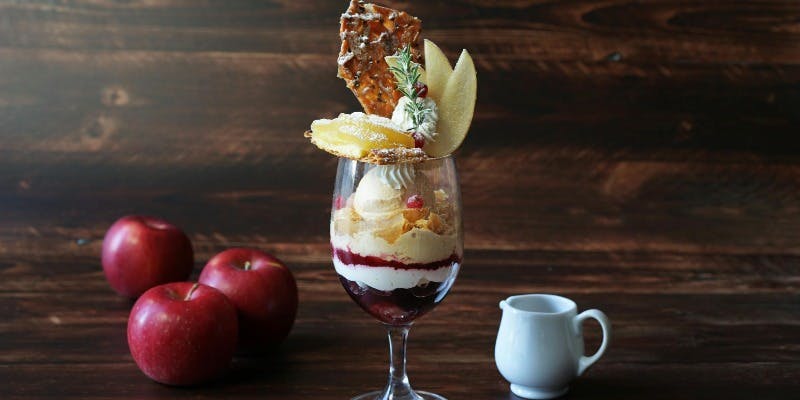 季節のおすすめパフェ 12月＋1ドリンク付き（青森産紅玉りんごのアップルパイパフェ）