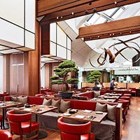 51Fに位置するダイナミックな空間が印象的な「アンダーズ 東京」メインダイニング