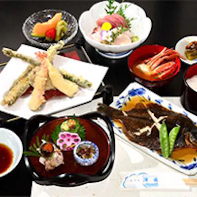 屋形船に揺られながらとれたての新鮮な海の幸を味わう