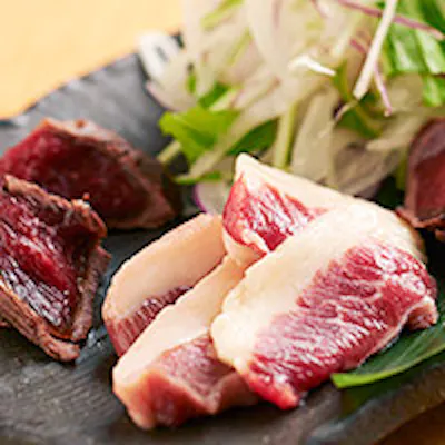 熊本県産千興ファーム直送のこだわりの馬肉と、京都の料亭仕込みの和創作料理でおもてなし