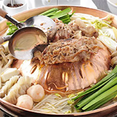 ジューシーな国産豚たっぷりの焼き鍋と和食創作料理を堪能