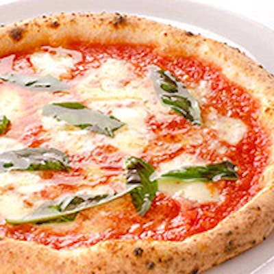 新鮮な魚介、旬の食材を使い本物の薪窯で焼く香ばしいピッツァ