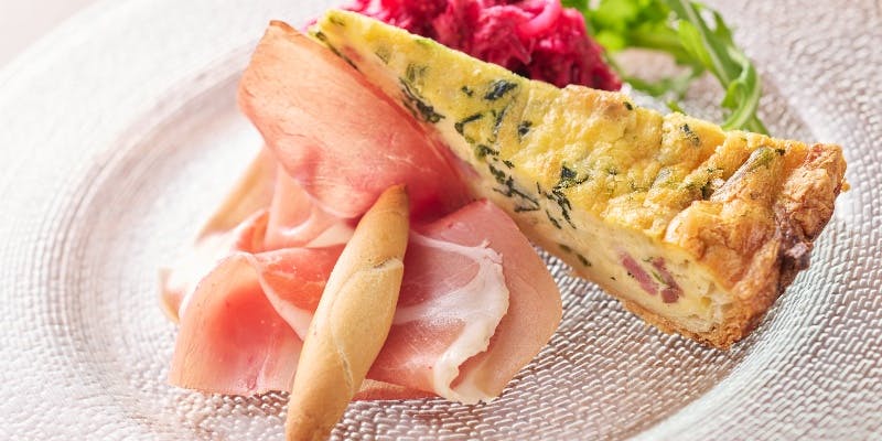 カジュアルプラン前菜盛り合わせから始まりメインは牛ハラミのロースト等6品＋2名様　デキャンタワイン付