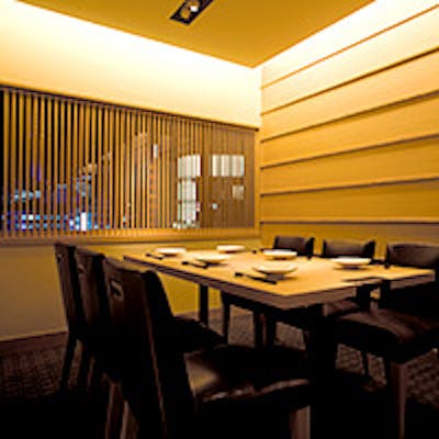 和モダンな落ち着いた雰囲気の店内で