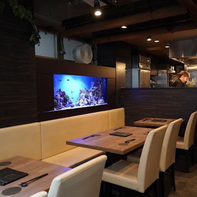 18席しかない隠れ家的鉄板焼きで、大人の会話を楽しむ