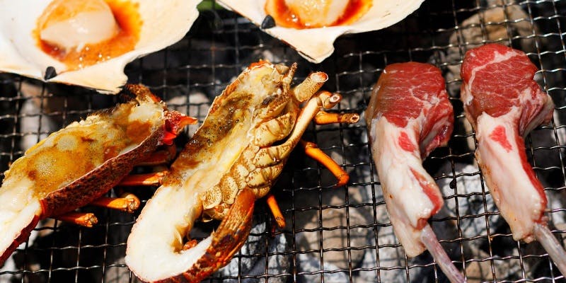 「Shell the Garden」の網で焼かれている海鮮と肉