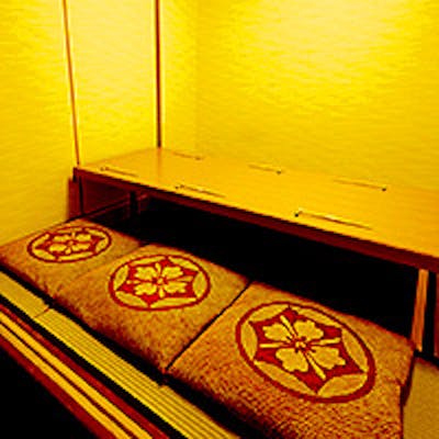 新橋駅から徒歩4分、檜の一枚板を使ったカウンター席と接待におすすめの個室を完備