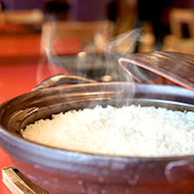 会席料理の締めは花伝名物「土鍋ごはん」で
