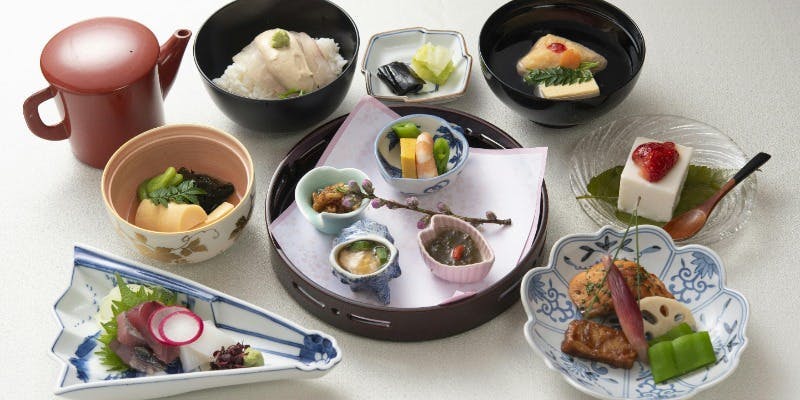 北新地 湯木 新店 【お昼のミニ懐石】季節の八寸、お造里、焼物など全7