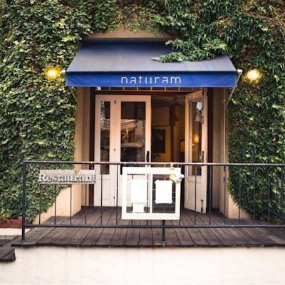 木の温もり溢れるアンティークレンガの一軒家レストラン