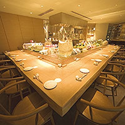 オープンキッチン前のカウンターにはずらりと旬の野菜が