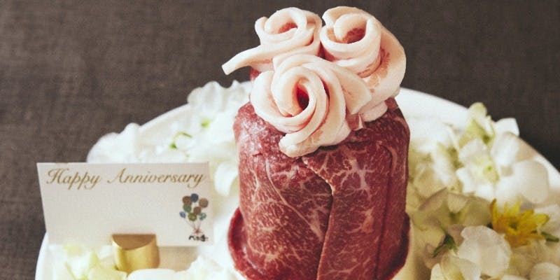 【豪華Anniversary】和牛の特製肉ケーキ×三種のユッケ丼など（全11品）＋個室確約