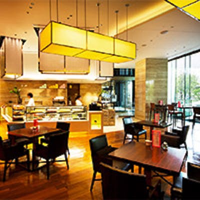 コンテンポラリーラグジュアリーな異空間漂うホテルに居心地の良い店内