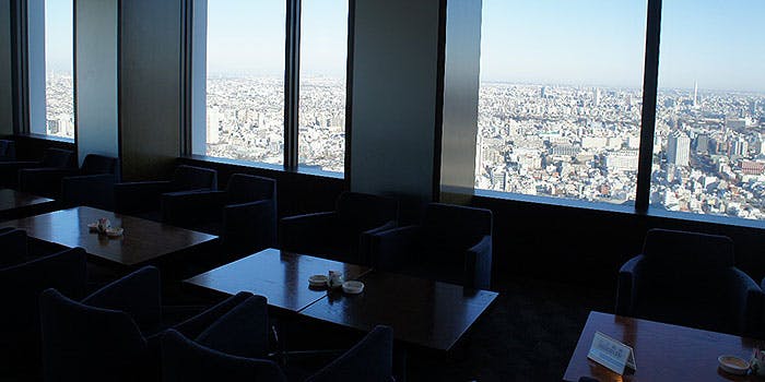 ホテルオークラスカイラウンジ オーキッド倶楽部 新宿野村ビル48f 夜景 48階 忘 新年会 着席プラン6 000円 5 180円 飲放150分 ディナー プラン メニュー 一休 Comレストラン