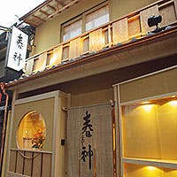 鴨川のせせらぎを横目に、細く続く石畳の道、先斗町