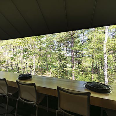 名門ゴルフコースの爽やかな風景と共に