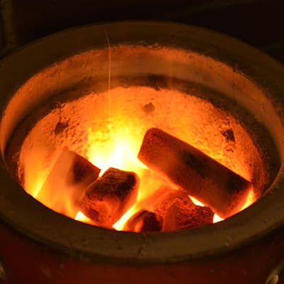 専用の鍋と炭火で焼き上げる風味豊かなジンギスカン