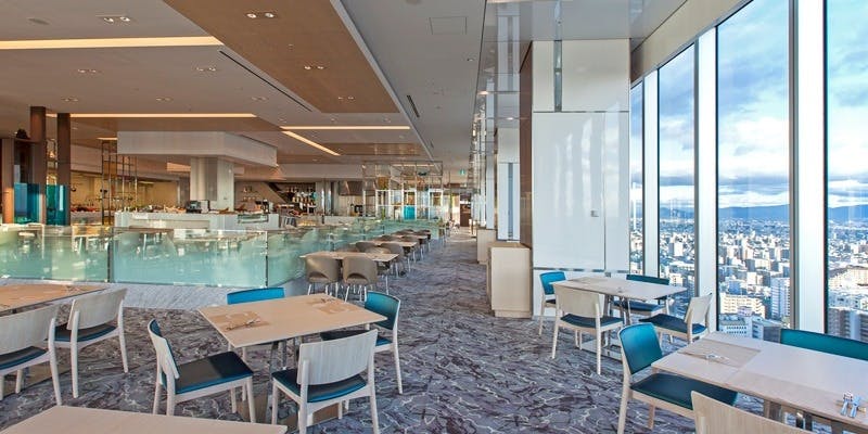 明るく広々とした空間のライブキッチン クーカの内観