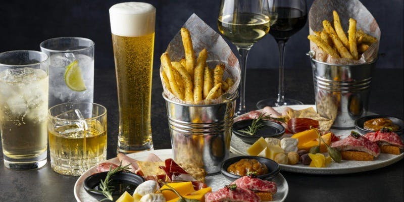 4種のバーフード付き！スパークリングワインを含むフリーフロー（2時間飲み放題）