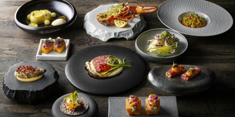 総料理長お薦め詰め込んだ全9品ディナーコース「SIGNATURE」＋シャンパン1本＆アニバーサリープレート