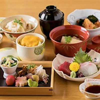 四季折々の旬素材を繊細に調理。こだわりの日本酒もございます
