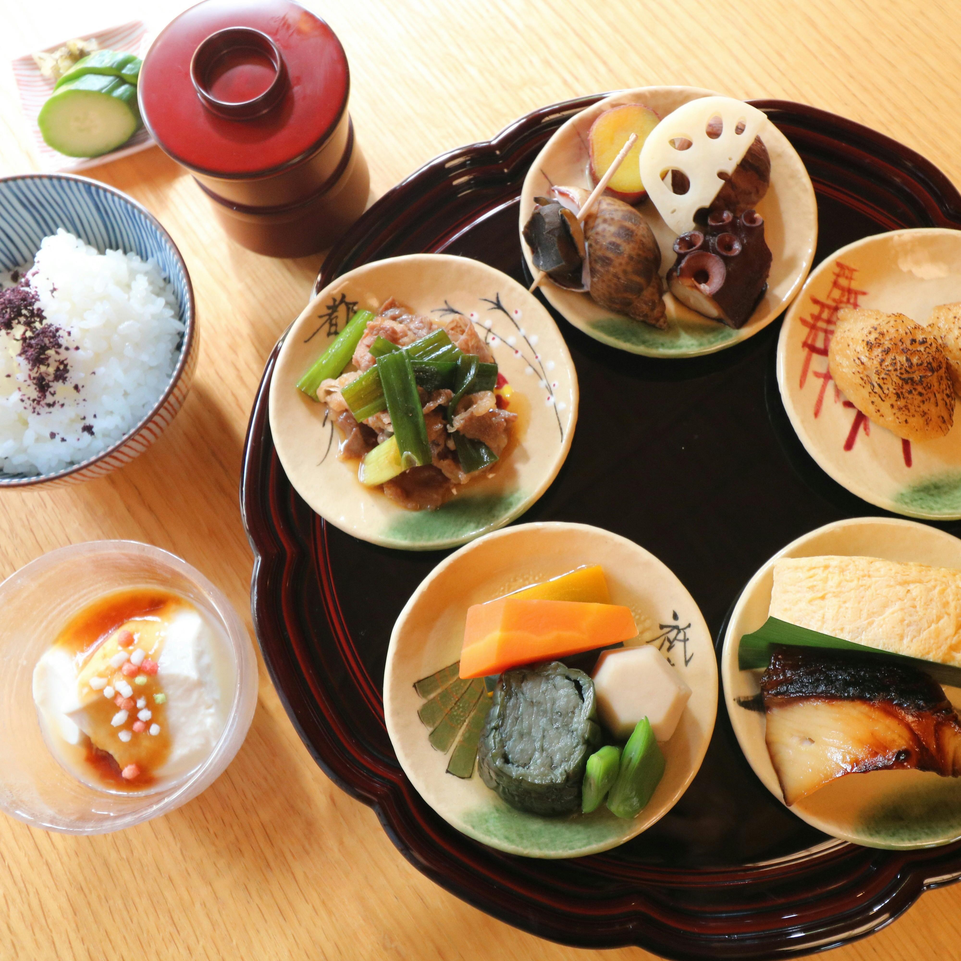 つぶら乃 京の絵皿弁当 旬のお造り 季節の炊き合わせ 口取り5種