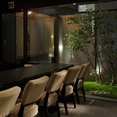 3Fは、土を感じ、土を眺める個室。5Fは、最上階にしつらえた苔庭。