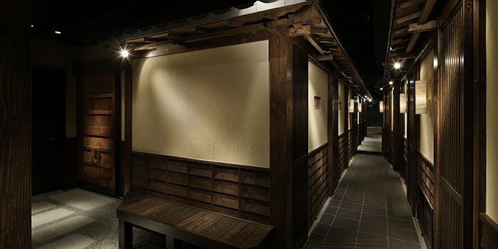 完全個室が並ぶ「仔牛屋 神戸三宮店」のシックな店内