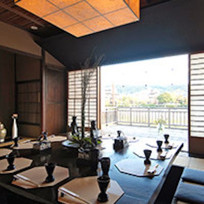 鴨川に面した築90年の京町家で、京都らしさを存分に感じて