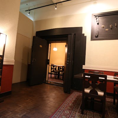 日本最古の金庫メーカー竹内製造の物。金庫室の中で食べる八十八の料理は格別です。