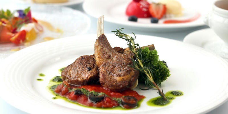 【Le Portポール】仔羊のグリルがメイン 特製デザートなどディナーコース＋乾杯ワンドリンク