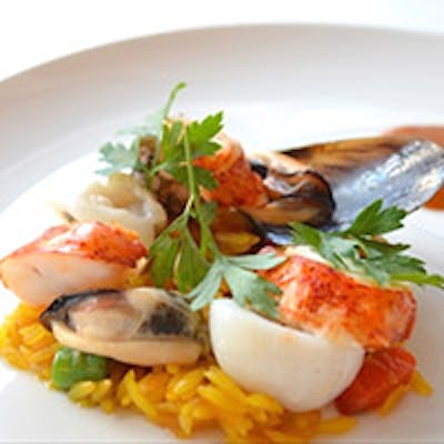 食材本来の食感や香りを丁寧に引き出した、華やかで香り高いフランス料理