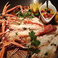 食材中心の料理のため、鮮度と季節が要の野菜・魚はとくに厳選