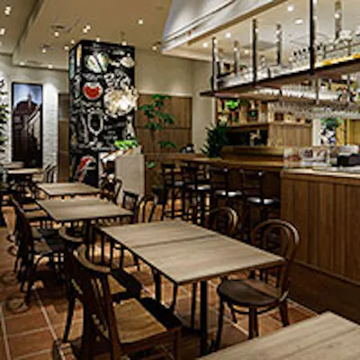 イタリアのリゾート地をイメージした店内は天井が広く、寛げる雰囲気