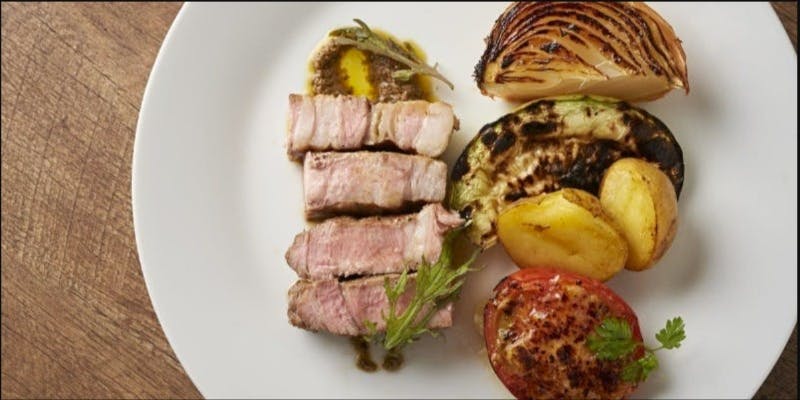 秋田県産「桃豚 肩ロース」炭火焼き、自家製ハムのサラダ、デザートなど全4品＋1ドリンク（10名様～）