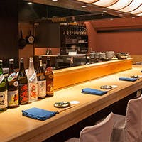 カウンター席とテーブル席をご用意