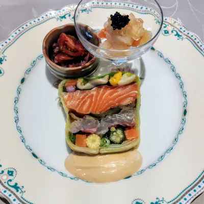 旬の食材を使った色取り豊かなテリーヌと厳選ワインを