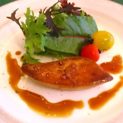 オーナーシェフ自らが腕を揮う、無農薬野菜・フランス産の高級食材を活かした料理の数々