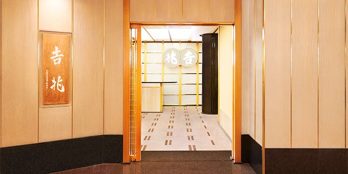神戸吉兆リーガロイヤルホテル店の木彫り看板とエントランス