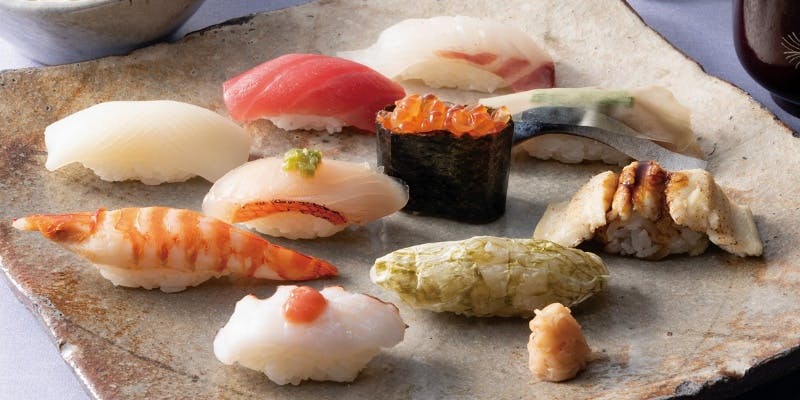 【菖蒲】先付、にぎり寿司10貫、赤出汁、デザート付きランチ