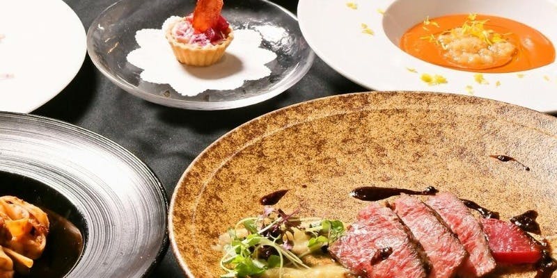 【Xmas2025】サーモンミキュイ香草パン粉焼き、黒毛和牛など全7品（中央ソファー/個室限定・12/22・23）