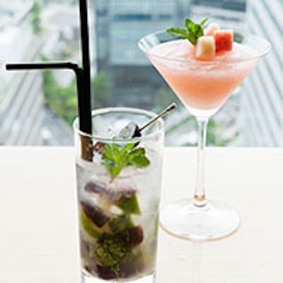 彩り豊かな料理とカクテルの数々