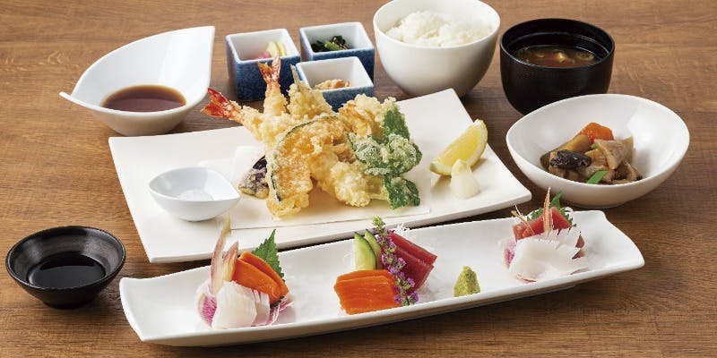 【Web限定×1ドリンク付】羽田空港直結 人気のお刺身＆天ぷら盛り合わせ御膳を楽しむ