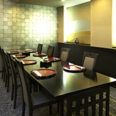 和モダンを基調としたシックで落ち着いた空間