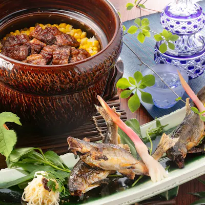 四季折々の食材を楽しむ会席料理、鉄板焼き、天ぷら各コーナー