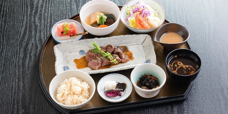 【国産牛ロース肉の網焼き御膳】小鉢、生野菜、焚合、ご飯など