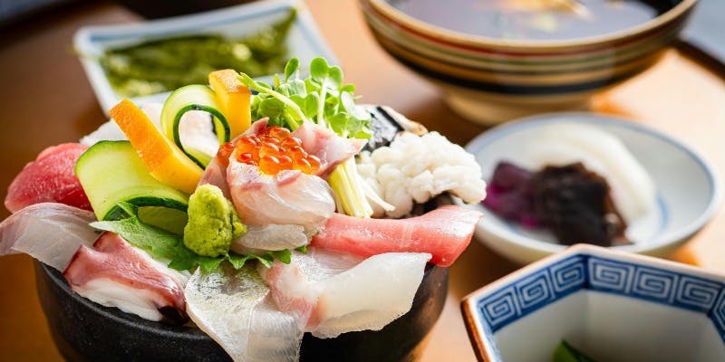 【彩り海鮮丼】